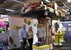 Martijn Fluyt en Wendy van Overmere van Smart packaging solution en Nick Kerkhof van Ongewoon, bij hun prachtige boom, met kartonnen vogelhuisjes